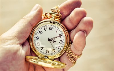 orologio da tasca d oro in mano, 4k, concetti di tempo, orologio da tasca, il tempo è oro, orologio in mano, valore del tempo, concetti di business