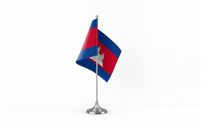4k, bandiera da tavolo della cambogia, sfondo bianco, bandiera della cambogia, bandiera della cambogia sul bastone di metallo, simboli nazionali, cambogia