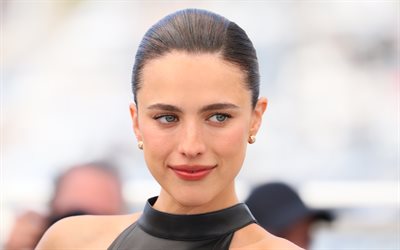 4k, مارجريت كوالي, 2026, ممثلة أمريكية, هوليوود, امرأة سمراء, لَوحَة, يبتسم, المشاهير الأمريكيين, نجوم السينما, جمال, النجوم الامريكيه, جلسة تصوير لمارغريت كوالي