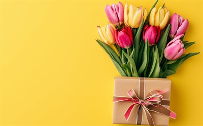 4k, farbenfrohe tulpen, gelbe hintergrunde, frühlingsblumen, geschenkbox, tulpsstrauß, schöne blumen, buntes strauß, tulpen, braut bouquet, frühling, hintergrund mit tulpen