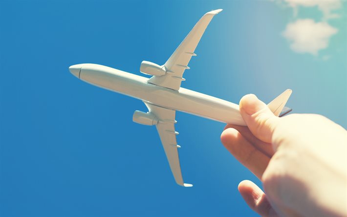 हवाई यात्रा, 4k, हाथ में सफेद हवाई जहाज, यात्रा अवधारणा, हवाई टिकट खरीदना, आकाश के खिलाफ हवाई जहाज, पर्यटन, हवाई यात्रा की अवधारणा, यात्री परिवहन, हवाई जहाज