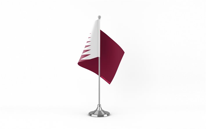 4k, qatarin pöytälippu, valkoinen tausta, qatarin lippu, qatarin lippu metallitikulla, kansalliset symbolit, qatar