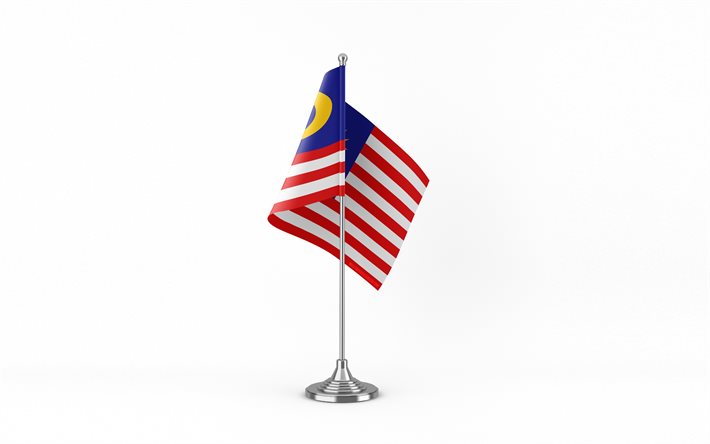 4k, malaysias bordsflagga, vit bakgrund, malaysias flagga, malaysias flagga på metallpinne, nationella symboler, malaysia