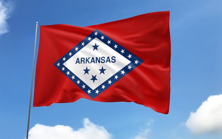 旗竿にアーカンソー州の旗, 4k, アメリカの州, 青空, アーカンソー州の旗, 波状のサテンの旗, アーカンソー州旗, 米国の州, フラグ付きの旗竿, アメリカ, アーカンソーの日, アメリカ合衆国, アーカンソー