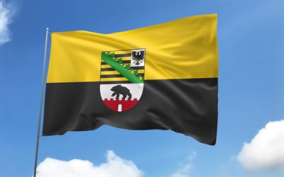 علم الساكسونيا anhalt على سارية العلم, 4k, الدول الألمانية, السماء الزرقاء, علم ساكسونيا آنهالت, أعلام الساتان المتموج, علم الساكسونيا anhalt, حالات ألمانيا, سارية العلم مع الأعلام, يوم ساكسونيا آنهالت, ألمانيا, سكسونيا آنهالت