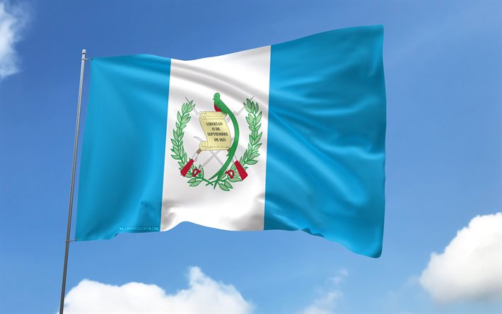 bayrak direğinde guatemala bayrağı, 4k, kuzey amerika ülkeleri, mavi gökyüzü, guatemala bayrağı, dalgalı saten bayraklar, guatemala ulusal sembolleri, bayraklı bayrak direği, guatemala günü, kuzey amerika, guatemala
