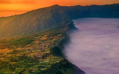 l'île de Java, en Indonésie, le Mont Bromo, à Cemoro Lawang, montagnes, brouillard, nuages
