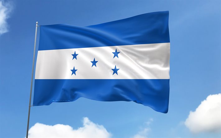 旗竿にホンジュラスの旗, 4k, 北米諸国, 青空, ホンジュラスの国旗, 波状のサテンの旗, ホンジュラスの旗, ホンジュラスの国のシンボル, フラグ付きの旗竿, ホンジュラスの日, 北米, ホンジュラス
