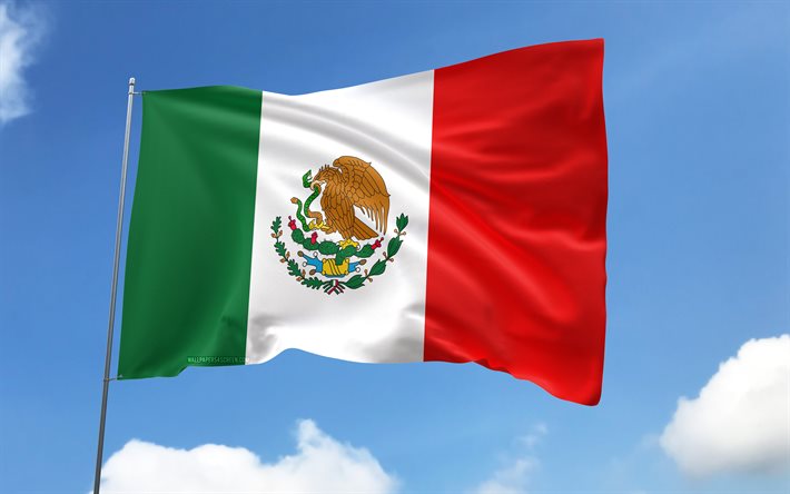 bayrak direğinde meksika bayrağı, 4k, kuzey amerika ülkeleri, mavi gökyüzü, meksika bayrağı, dalgalı saten bayraklar, meksika ulusal sembolleri, bayraklı bayrak direği, meksika günü, kuzey amerika, meksika