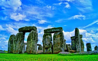 des pierres, de l'herbe, le ciel est bleu, le site de stonehenge, en angleterre, en été