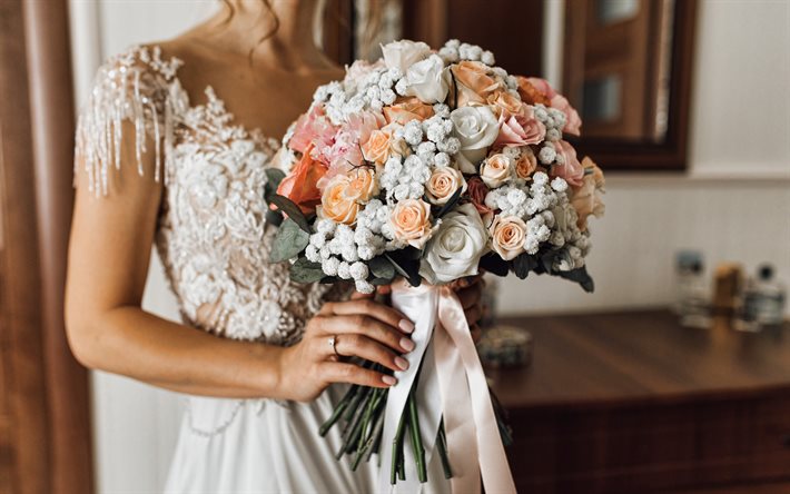 手の中のブライダル ブーケ, 花嫁, バラの花束, ウェディングブーケ, 白いウェディングドレス, バラ, 結婚式の招待状の背景, 白いバラ