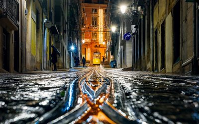 Lisbona, la notte, il tram, la strada, la pioggia, Portogallo