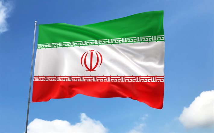 علم إيران على سارية العلم, 4k, الدول الآسيوية, السماء الزرقاء, علم إيران, أعلام الساتان المتموجة, العلم الإيراني, الرموز الوطنية الإيرانية, سارية العلم مع الأعلام, يوم ايران, آسيا, إيران