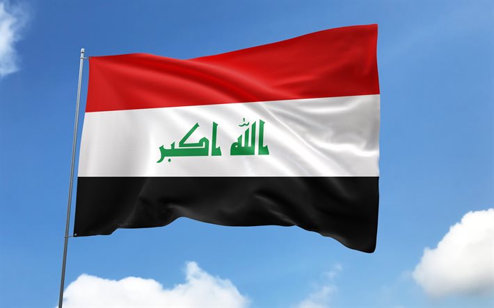 깃대에 이라크 국기, 4k, 아시아 국가, 파란 하늘, 이라크의 국기, 물결 모양의 새틴 플래그, 이라크 국기, 이라크 국가 상징, 깃발이 달린 깃대, 이라크의 날, 아시아, 이라크
