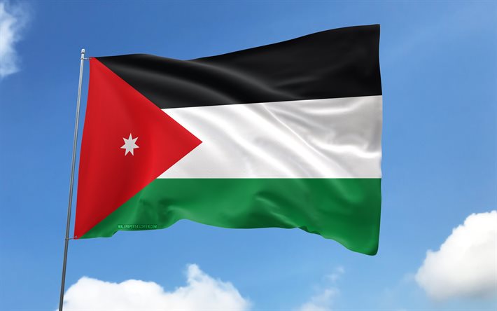 bandeira da jordânia no mastro, 4k, países asiáticos, céu azul, bandeira da jordânia, bandeiras de cetim onduladas, símbolos nacionais da jordânia, mastro com bandeiras, dia da jordânia, ásia, jordânia