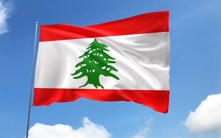 bayrak direğinde lübnan bayrağı, 4k, asya ülkeleri, mavi gökyüzü, lübnan bayrağı, dalgalı saten bayraklar, lübnan ulusal sembolleri, bayraklı bayrak direği, lübnan günü, asya, lübnan