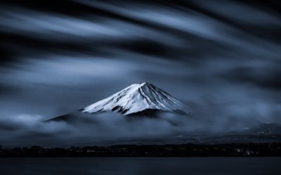 Fujiyama, le lac, d'épais nuages, le Mont Fuji, brillant, stratovolcan, Japon