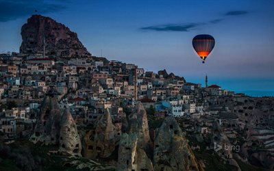 Capadocia, la noche de la ciudad, los edificios, globo de aire, Turquía