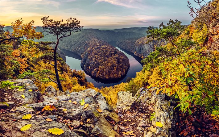 rivière vltava, l'automne, vue de dessus, soirée, le coucher du soleil, fleuve, paysage d'automne, montagnes, bohême, république tchèque