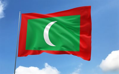 깃대에 몰디브 깃발, 4k, 아시아 국가, 파란 하늘, 몰디브의 국기, 물결 모양의 새틴 플래그, 몰디브 국기, 몰디브 국가 상징, 깃발이 달린 깃대, 몰디브의 날, 아시아, 몰디브