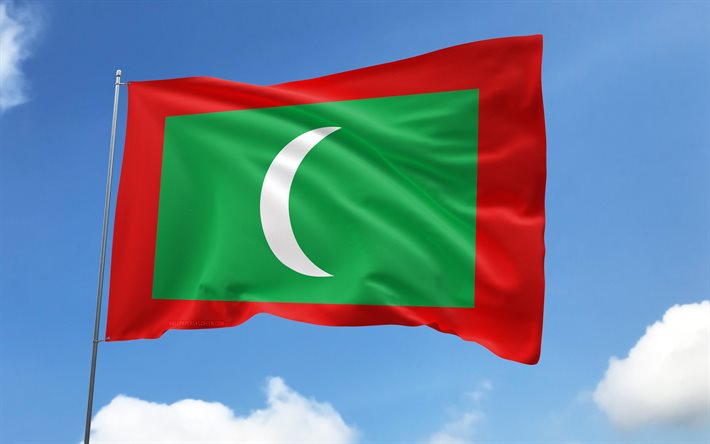 bandera de maldivas en asta de bandera, 4k, países asiáticos, cielo azul, bandera de maldivas, banderas de raso ondulado, símbolos nacionales de maldivas, asta con banderas, dia de maldivas, asia, maldivas