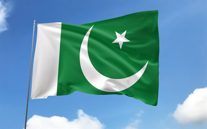 bayrak direğinde pakistan bayrağı, 4k, asya ülkeleri, mavi gökyüzü, pakistan bayrağı, dalgalı saten bayraklar, pakistan ulusal sembolleri, bayraklı bayrak direği, pakistan günü, asya, pakistan
