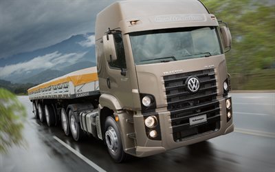 de camions, de route, de la pluie, 2016, Volkswagen Constellation, tracteur