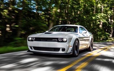 dodge challenger srt hellcat, 4k, blur de mouvement, voitures 2018, supercars, phares, voitures musculaires, white dodge challenger, dodge challenger 2018, voitures américaines, esquiver