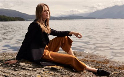 استير هيش, عارضة الأزياء الألمانية, إلتقاط صورة, سترة سوداء, الزي الأنيق, إستر هيش في جلسة التصوير