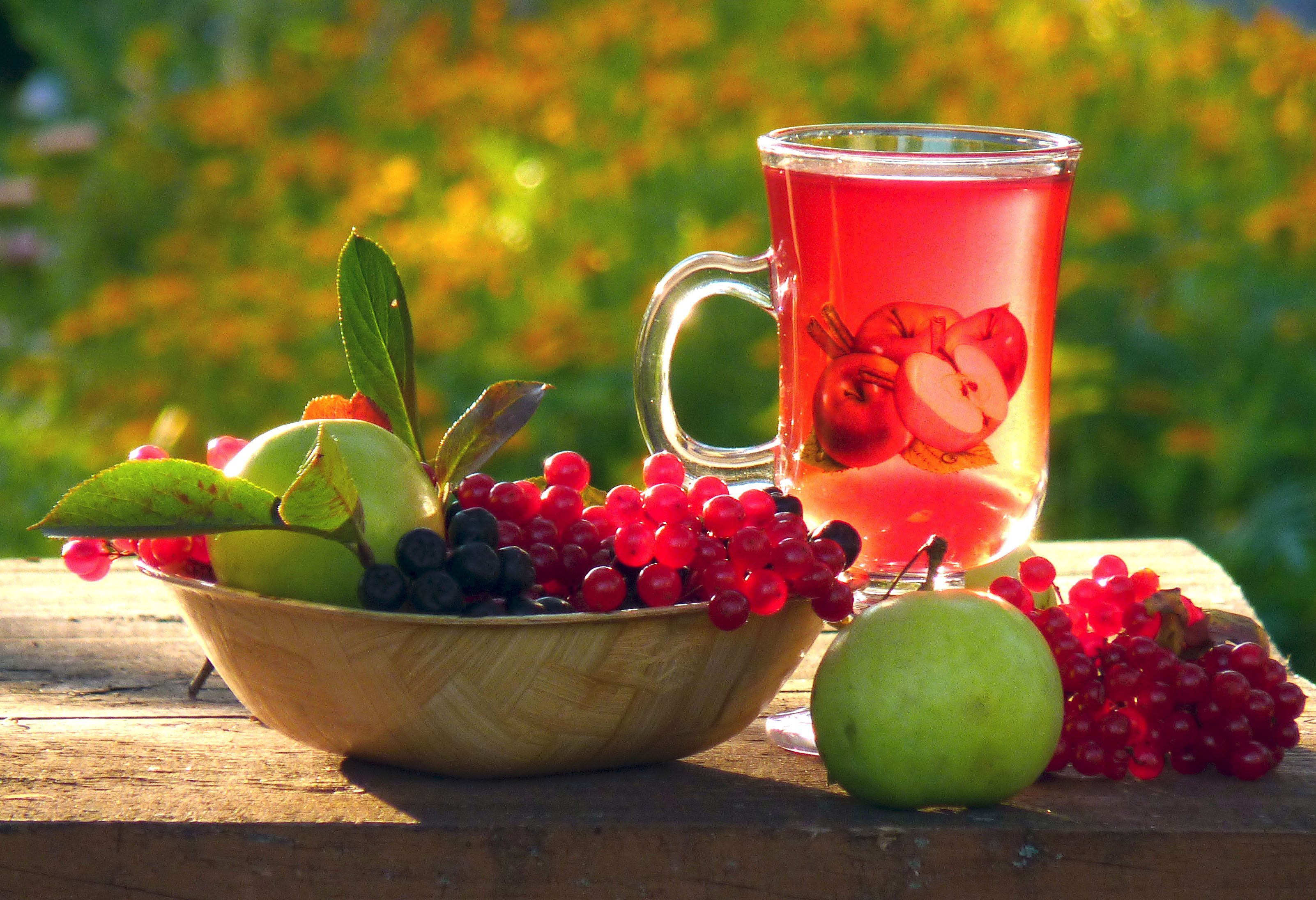 Чай с фруктами и ягодами. Фруктовый чай. Фруктово-ягодный чай. Осенние напитки.